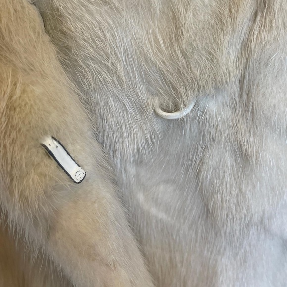 SOLD: Beautiful cool grey/beige textured mink jacket (L) - Picture 4 of 9